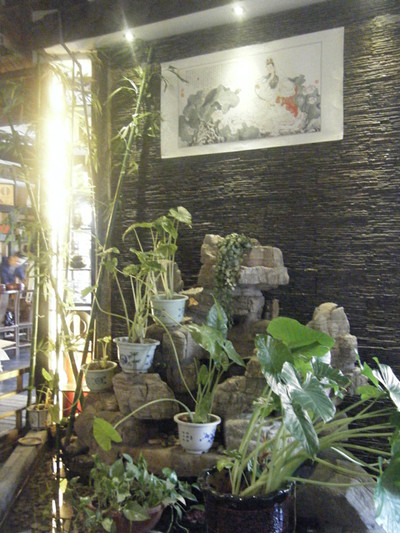 霍启刚郭晶晶穿情侣装现身 亲密搂腰疑好事将近|AG亚娱集团(图2) AG亚娱集团官方