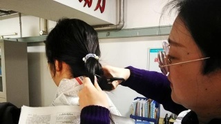 魏语墨遭疯狂男粉丝熊抱 惊慌失神险跌倒【AG亚娱集团官方】(图3) AG亚娱集团官方