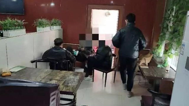 魏语墨遭疯狂男粉丝熊抱 惊慌失神险跌倒【AG亚娱集团官方】(图1) AG亚娱集团